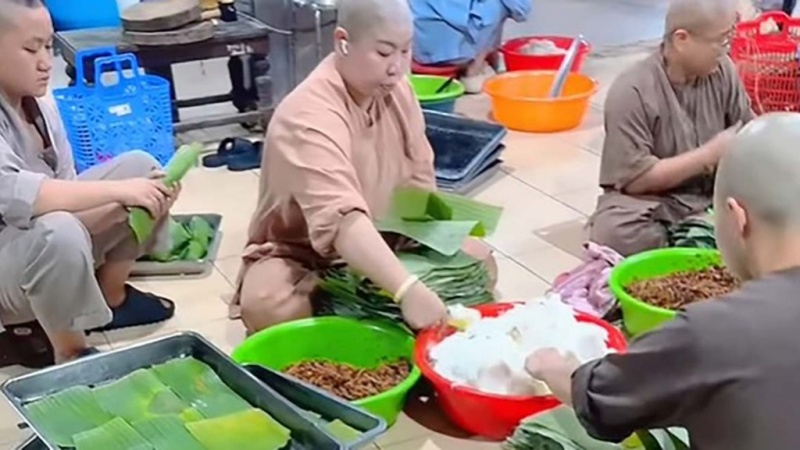Các sư cô chùa Bình An đang làm bánh để bán gây quỹ nuôi các em