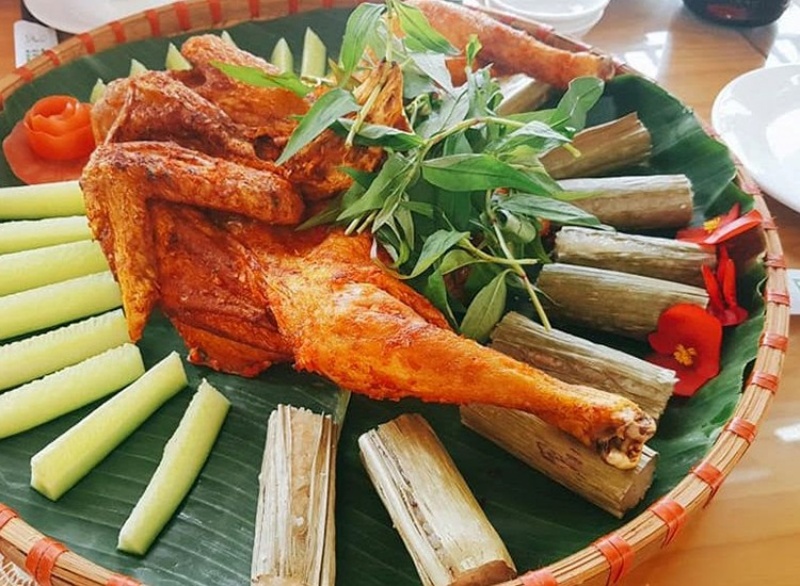 Gà nướng cơm lam là một trải nghiệm ẩm thực không thể thiếu khi ghé thăm khu vực Hồ Dầu Tiếng và Chùa Thái Sơn Núi Cậu