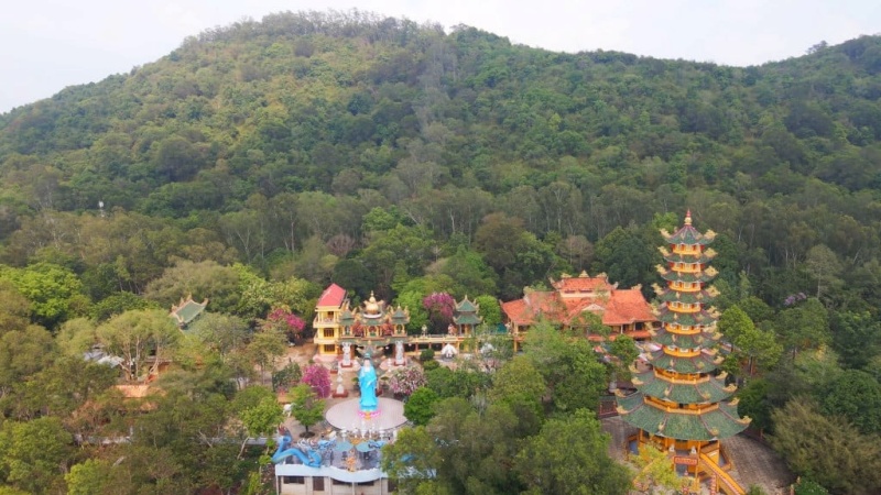 Ngôi chùa Thái Sơn núi Cậu nằm dưới chân núi, được xây dựng trên khuôn viên rộng, mang đậm nét kiến trúc phương Đông truyền thống