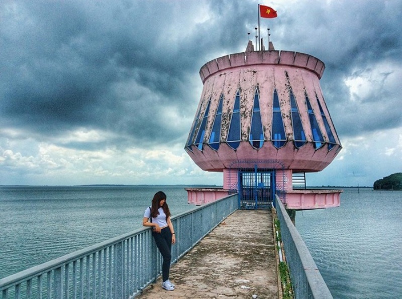 Khi đến chùa Thái Sơn, bạn có thể ghé thăm hồ Dầu Tiếng để chụp những bức hình để làm kỷ niệm 