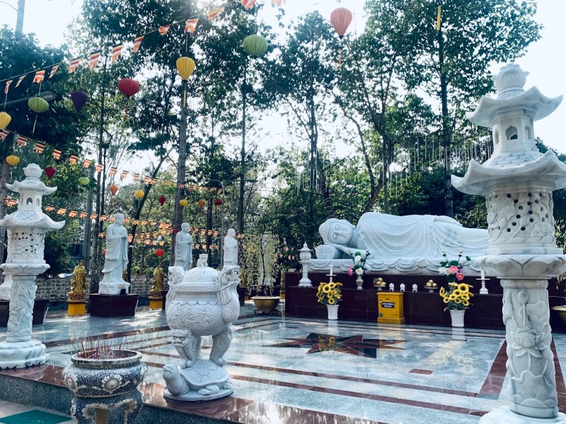 Du khách đến Chùa Thái Sơn núi Cậu thường cầu sức khỏe, công việc hanh thông