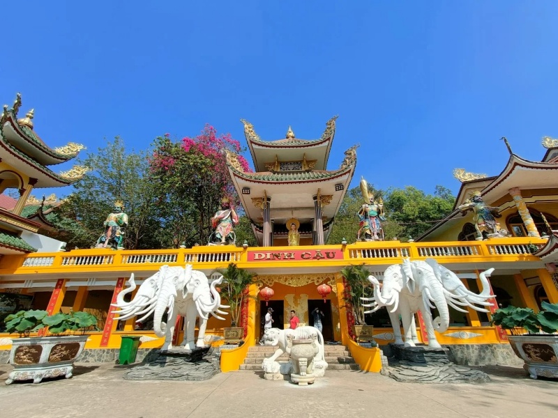 Dinh Cậu là một điểm đến tâm linh và ngoạn cảnh đặc sắc, gắn liền với quần thể Chùa Thái Sơn