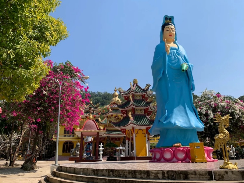 Tượng Quan Thế Âm Bồ Tát tọa lạc tại khu vực sân chính của Chùa Thái Sơn núi Cậu