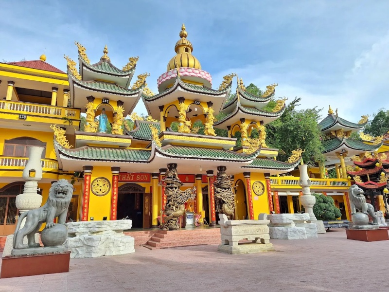 Chùa Thái Sơn nằm trên núi Cậu là một điểm du lịch tâm linh nổi tiếng tại Bình Dương