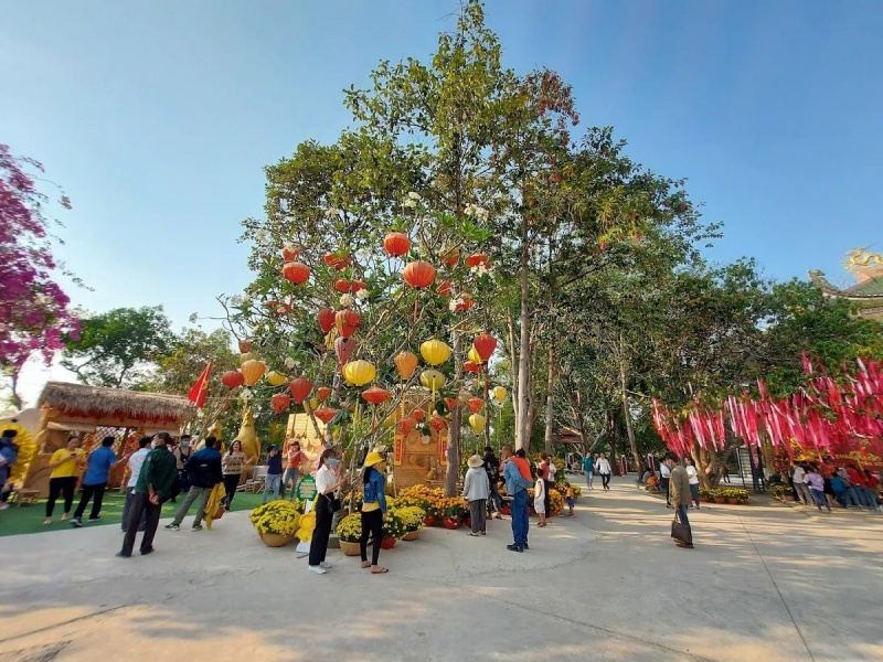 Vào các ngày lễ lớn, lượng du khách đổ về Chùa Thái Sơn núi Cậu rất đông