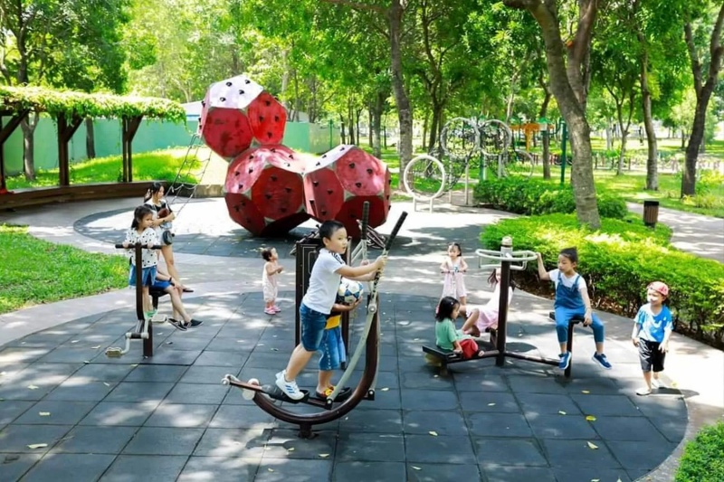 Các bạn nhỏ vui chơi tại công viên Celadon