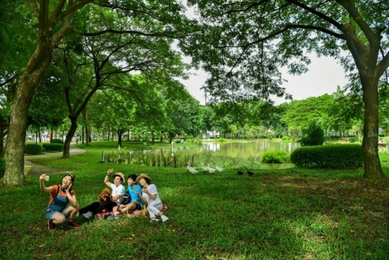 Luôn nhớ giữ gìn vệ sinh, không xả rác bừa bãi xuống hồ hay thảm cỏ 