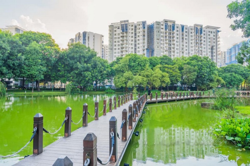 Cây cầu gỗ uốn lượn bắc ngang qua hồ nước là địa điểm chụp hình lý tưởng khi đến công viên Celadon Tân Phú