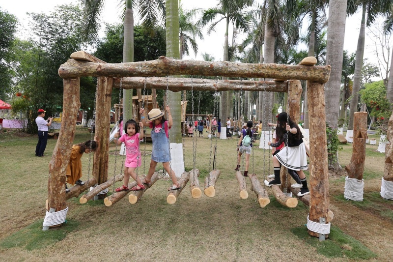 Khu trò chơi gỗ tại công viên Hồ Thiên Nga Ecopark được rất nhiều bạn nhỏ ưa thích