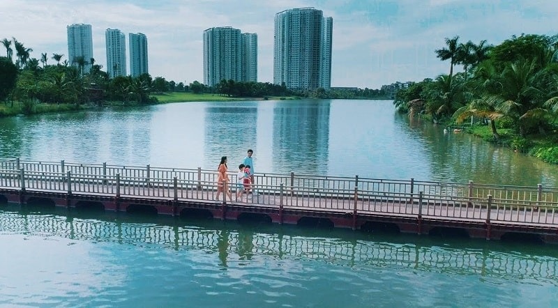 Cây cầu phao gỗ được bắc ngang qua mặt hồ Thiên Nga rộng lớn