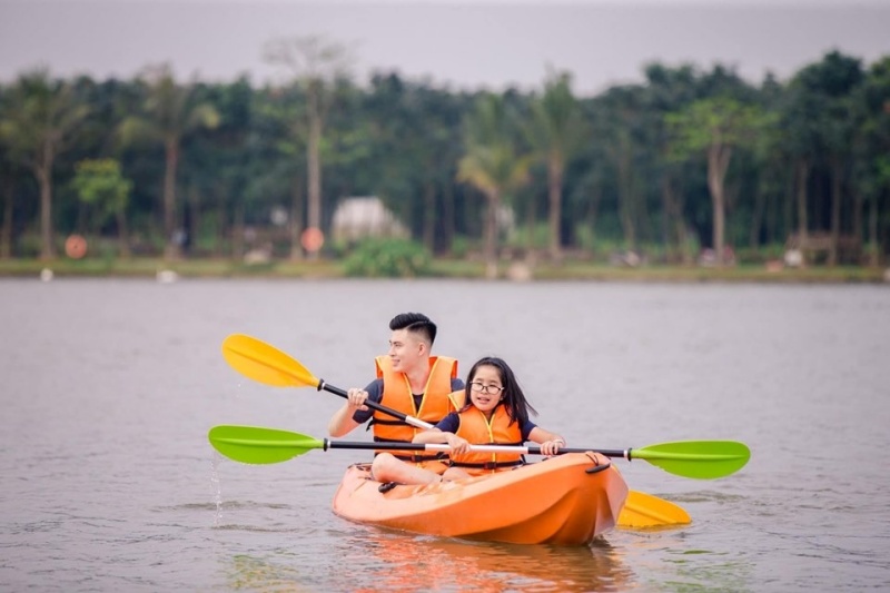 Công viên Hồ Thiên Nga Ecopark có dịch vụ cho thuê thuyền Kayak để bạn tự tay chèo chiếc thuyền dạo quanh hồ