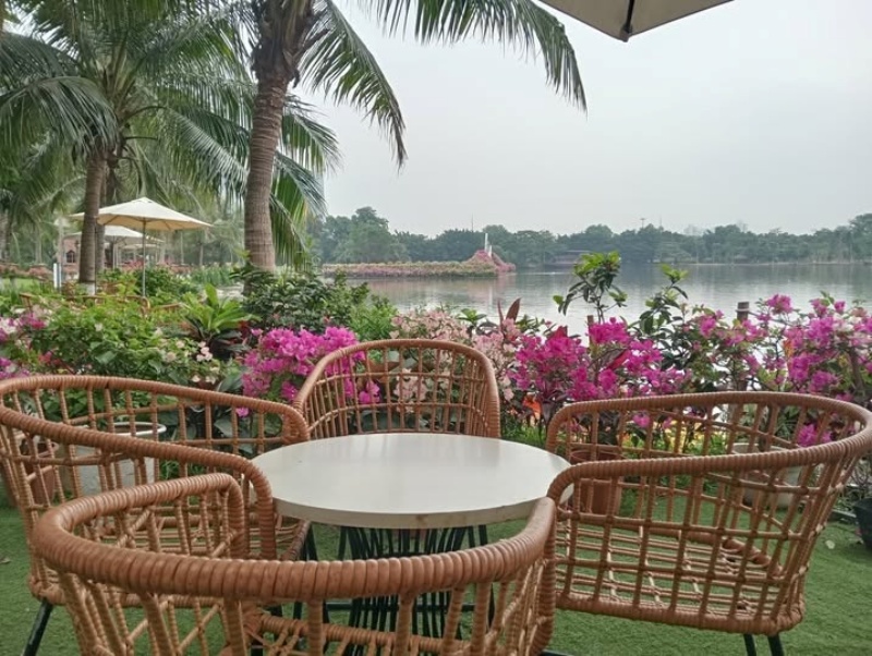 Quanh bờ hồ Thiên Nga Ecopark có các quán cafe với không gian cực kì kì chill
