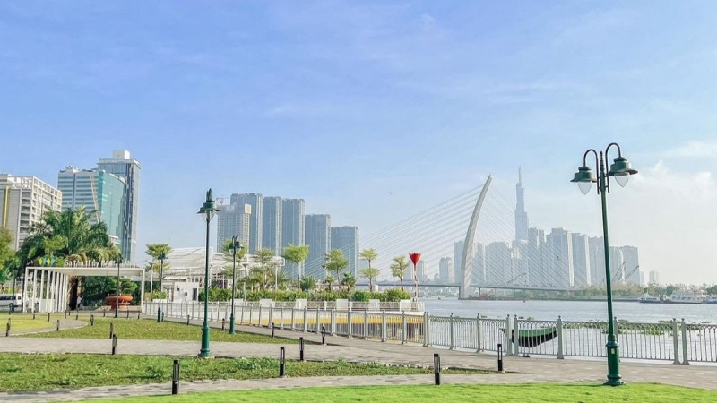 C&ocirc;ng vi&ecirc;n bến Bạch Đằng v&agrave; c&ocirc;ng vi&ecirc;n khu đ&ocirc; thị Sala chỉ c&aacute;ch nhau bởi s&ocirc;ng S&agrave;i G&ograve;n