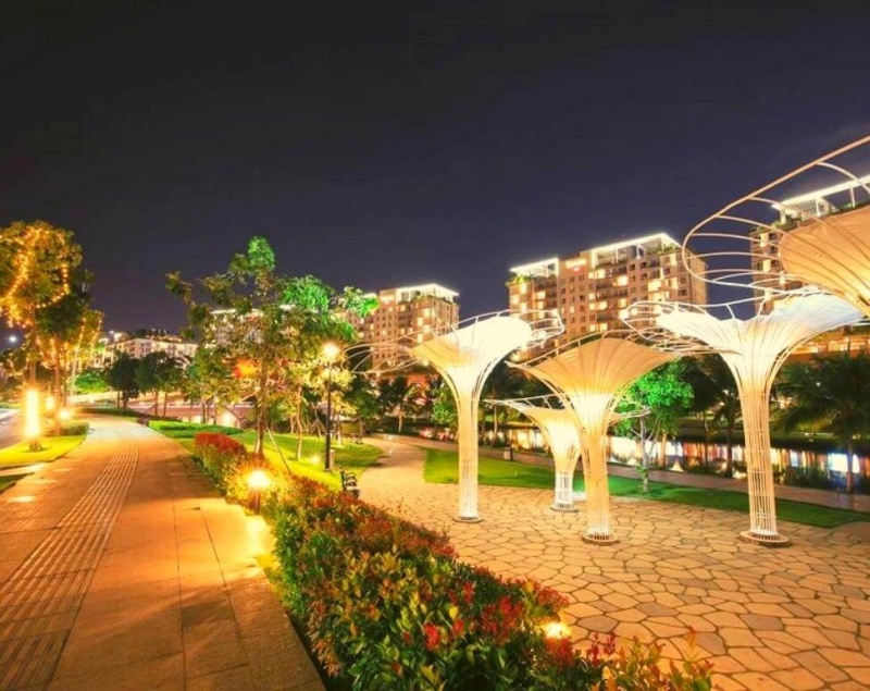 Thời điểm v&agrave;ng để bắt đầu ngắm đ&egrave;n l&agrave; từ 18h00 khi th&agrave;nh phố bắt đầu l&ecirc;n đ&egrave;n