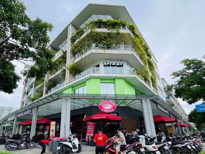 Cửa h&agrave;ng Highlands Coffee gần C&ocirc;ng vi&ecirc;n Khu đ&ocirc; thị Sala