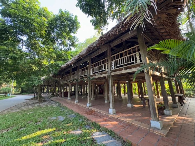 Du khách có thể dừng chân nghỉ ngơi, tránh nắng trên nhà sàn sau khi dạo bộ quanh công viên 