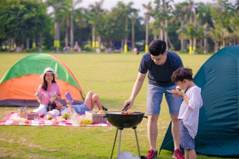 Những thảm cỏ xanh mướt là nơi lý tưởng để trải thảm picnic hoặc dựng lều thư giãn 