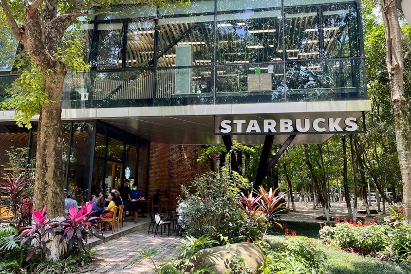 Quán cafe Starbucks tại Công viên Mùa Hạ