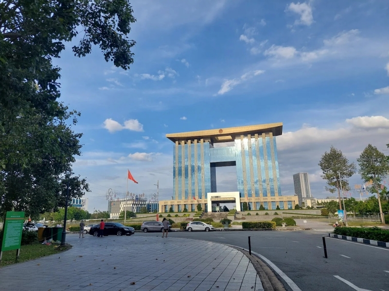 Đài phun nước Thành phố mới Bình Dương nằm ở phía sau của tòa nhà Trung tâm Hành chính tỉnh 