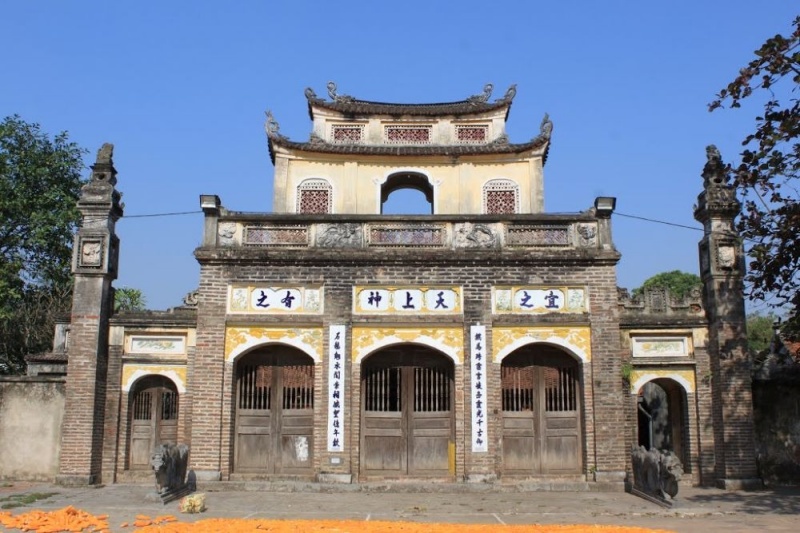 Cổng Đền Gióng Phù Đổng là sự kết hợp hài hòa giữa gạch nung, vôi cát và các chi tiết trang trí bằng đá và gốm, tạo nên vẻ cổ kính