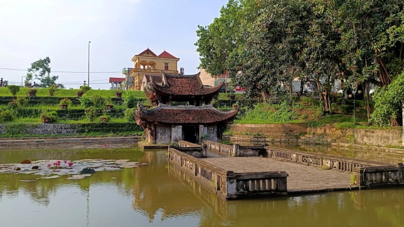 Ngôi đền được xây dựng từ thời nhà Lý trên nền đất tương truyền là ngôi nhà cũ nơi Thánh Gióng sinh ra