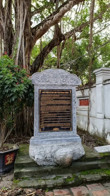 Bia đá giới thiệu về Đền Gióng Phù Đổng