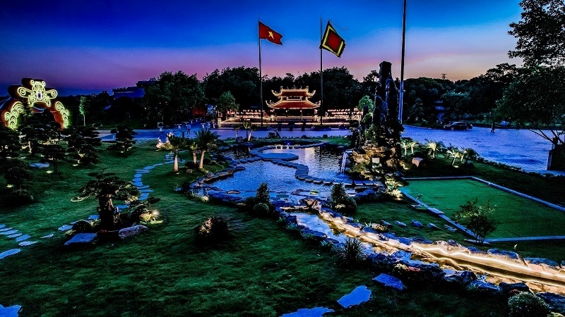 Đền Lảnh Giang vào ban đêm trở nên vô cùng lung linh và huyền ảo dưới ánh đèn điện