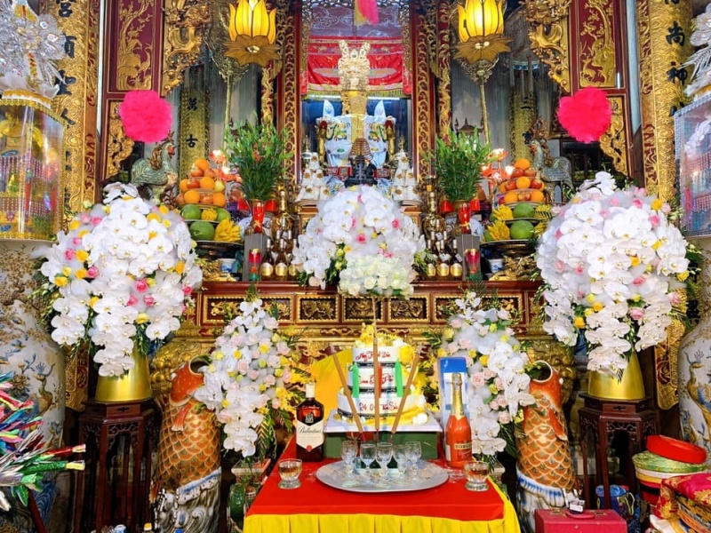 Du khách ghé Đền Lảnh Giang thường cầu tài lộc, bình an