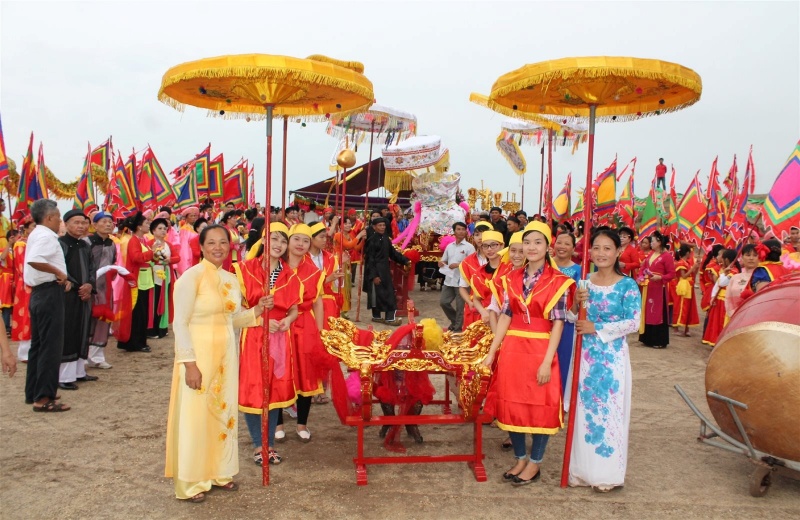 Lễ rước kiệu Thánh là nghi thức trang trọng và linh thiêng nhất, thể hiện sự tôn kính của nhân dân đối với các vị thủy thần