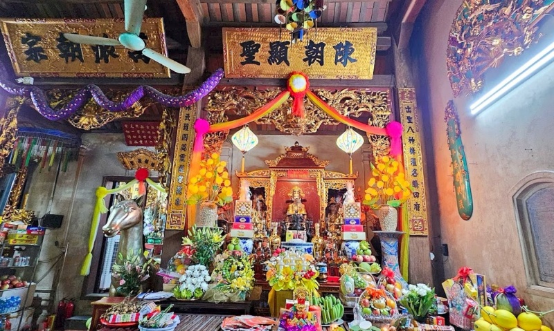 Không gian thờ tự bên trong đền Lảnh Giang