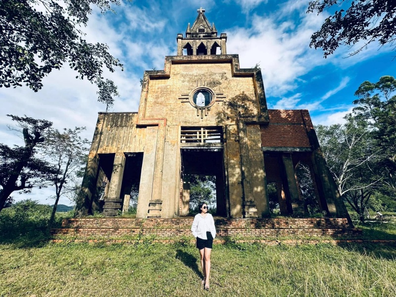 Nhà thờ Đổ Giang Sơn không còn mái che, tạo nên vẻ đẹp hoang sơ, cổ kính