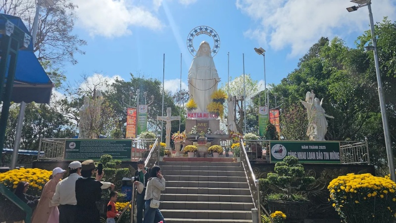 Tượng đài Đức Mẹ Ban Ơn