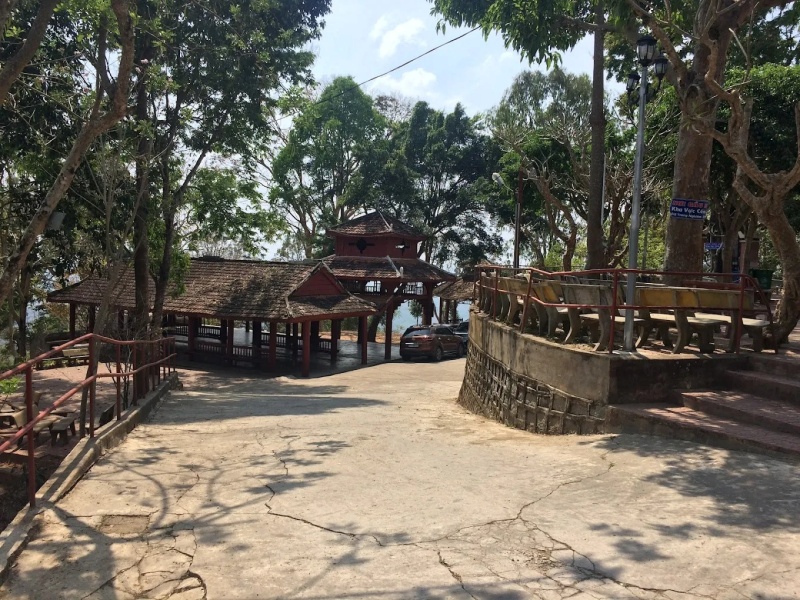 Từ đỉnh đồi Đức Mẹ Giang Sơn có thể nhìn bao quát toàn cảnh dòng sông Krông Ana