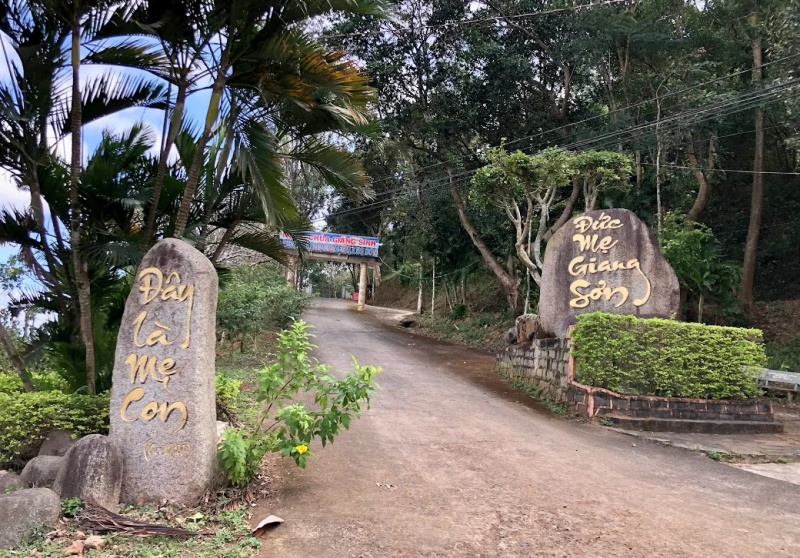 Đồi Đức Mẹ Giang Sơn không chỉ là điểm đến tâm linh mà còn là nơi để du khách chiêm ngưỡng cảnh quan thiên nhiên hùng vĩ