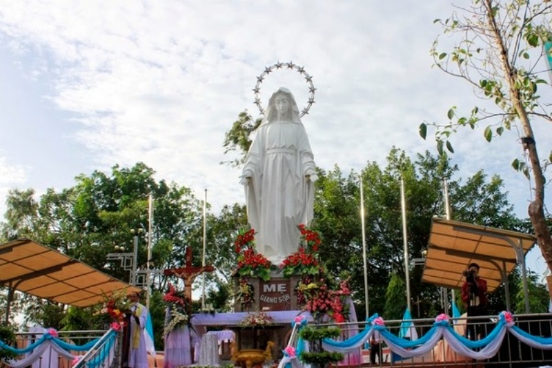 Đồi Đức Mẹ Giang Sơn là một trung tâm hành hương Công giáo nổi tiếng thuộc Giáo phận Ban Mê Thuột