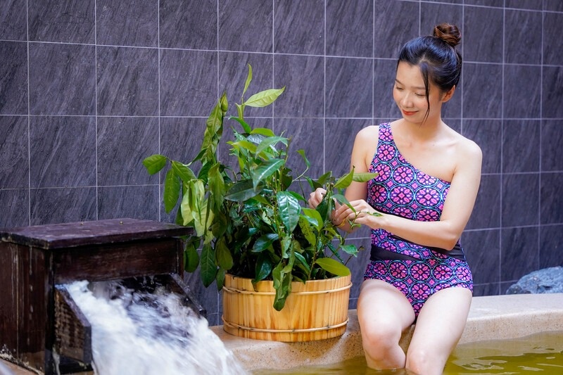 Khu du lịch cung cấp nhiều lựa chọn để du khách thư giãn và phục hồi sức khỏe như tắm khoáng nóng, tắm thuốc, xông hơi,...