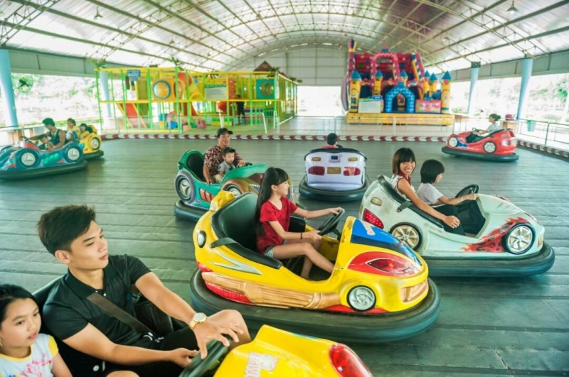 Trò xe điện đụng tại Đảo Ngọc Xanh là một trong những khu vực sôi động nhất, nằm trong khu vui chơi trong nhà