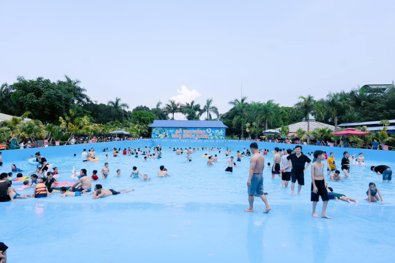 Khu công viên nước là một trong những khu vực vui chơi giải trí trọng tâm, đã bao gồm trong giá vé vào cổng