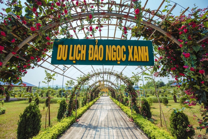 Đảo Ngọc Xanh cách trung tâm Hà Nội khoảng 70–80km, khu du lịch được xây dựng trên một bãi nổi giữa dòng sông Đà