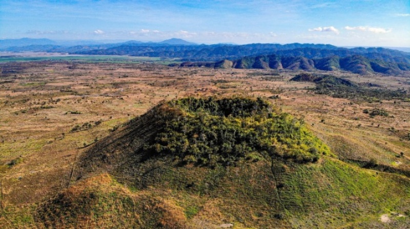 Núi lửa Chư Bluk: Kinh nghiệm trekking & khám phá hang động 3 Bên ngoài núi lửa Chư Bluk là những bãi đá bazan khô cằn