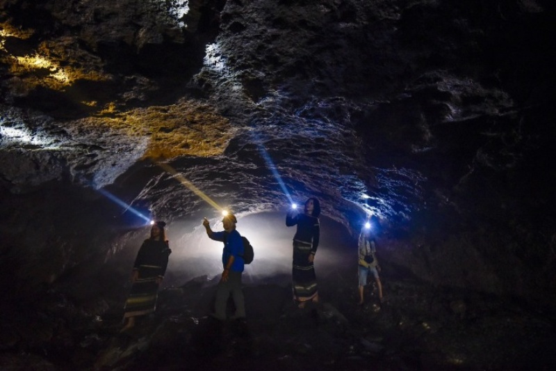 Núi lửa Chư Bluk: Kinh nghiệm trekking & khám phá hang động 8 Hang C7 lưu giữ nguyên vẹn các dấu vết dòng chảy dung nham, các vân đá bazan đa sắc màu