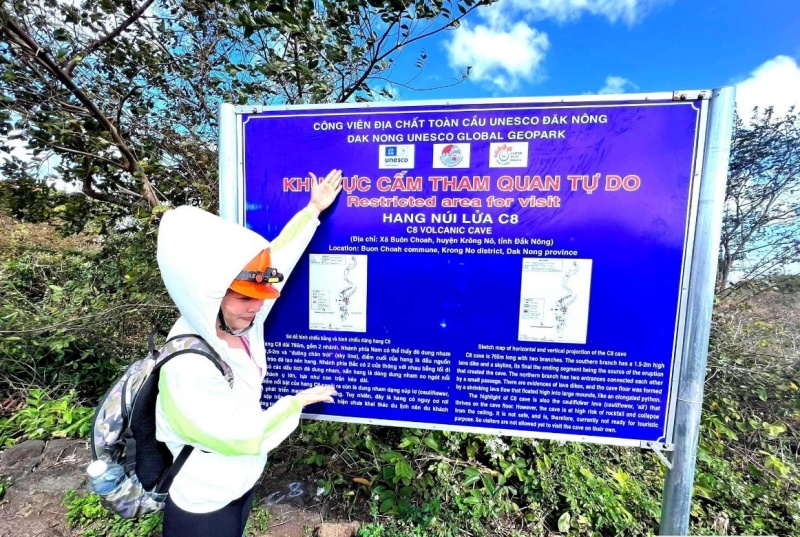 Núi lửa Chư Bluk: Kinh nghiệm trekking & khám phá hang động 6 Để tiếp cận hang C8, du khách phải trekking qua các bãi đá bazan sắc nhọn và thô ráp