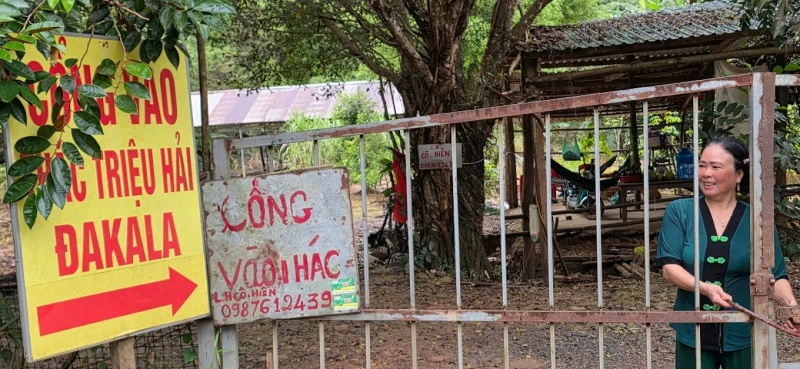 Khu vực th&aacute;c thuộc quản l&yacute; của người d&acirc;n địa phương l&agrave; c&ocirc; Hiền