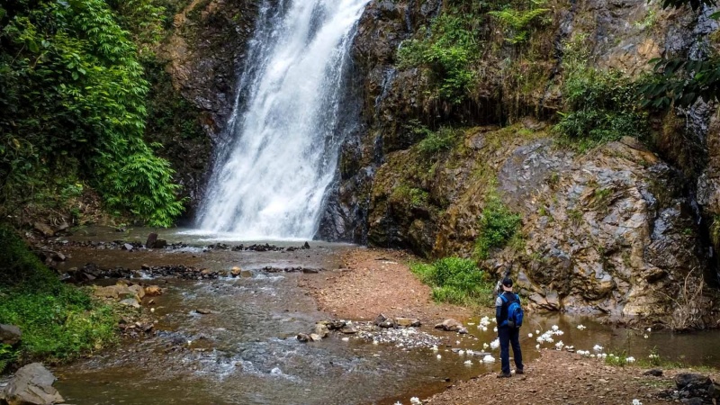Th&aacute;c Triệu Hải vẫn giữ được vẻ hoang sơ, y&ecirc;n tĩnh, bao quanh l&agrave; c&acirc;y xanh v&agrave; n&uacute;i đồi trập tr&ugrave;ng