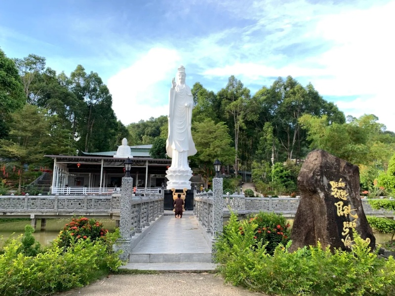 Thiền viện nằm gần rừng núi Cát Tiên, nơi đây có bầu không khí cực kỳ yên tĩnh và bình yên