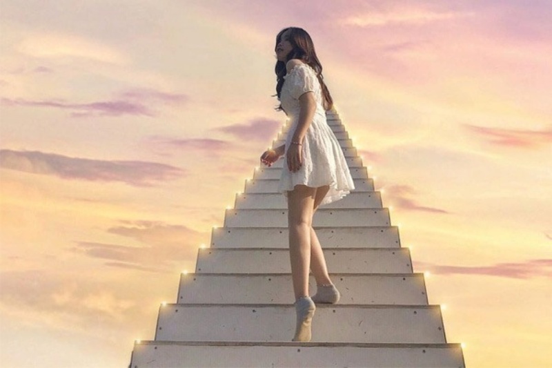 Nấc thang l&ecirc;n thi&ecirc;n đường l&agrave; tiểu cảnh sống ảo nổi tiếng, với thiết kế cầu thang trắng k&eacute;o d&agrave;i l&ecirc;n kh&ocirc;ng trung