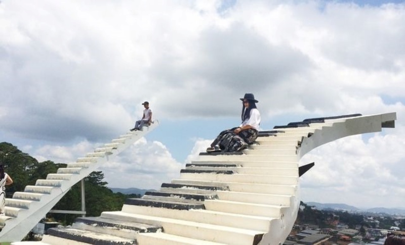 Ph&iacute;m đ&agrave;n tr&ecirc;n m&acirc;y m&ocirc; phỏng c&aacute;c ph&iacute;m đ&agrave;n Piano trắng đen đan xen, uốn lượn mềm mại tr&ecirc;n kh&ocirc;ng trung