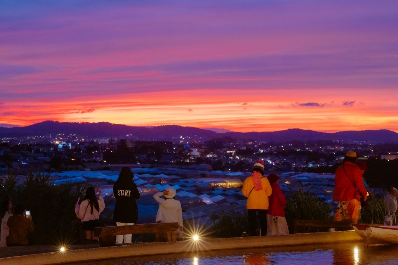 Bức tranh ho&agrave;ng h&ocirc;n tuyệt đẹp tại Thung Lũng Đ&egrave;n 