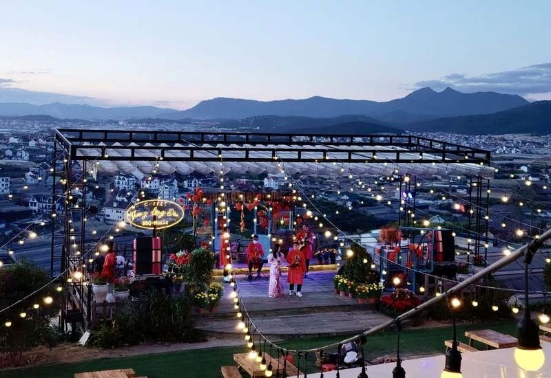 Thung Lũng Đ&egrave;n mở cửa đ&oacute;n kh&aacute;ch từ 6h30 s&aacute;ng đến 23h00 đ&ecirc;m