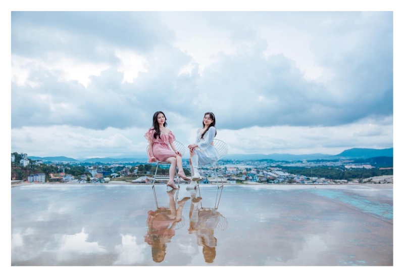 Mặt hồ phẳng lặng nằm s&aacute;t m&eacute;p đồi, tạo cảm gi&aacute;c nước tr&agrave;n v&ocirc; tận ra ph&iacute;a thung lũng nh&agrave; lồng b&ecirc;n dưới